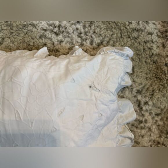 Imperial Embroidered set of 4 White Decorative Throw Pillows - Picture 15 of 15